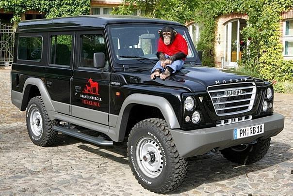 Charly auf der Motorhaube eines Iveco Massif der Brandenburger Tierklinik in der TV-Serie Unser Charly. Foto: ZDF/auto-reporter.net